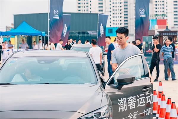 客戶迫不及待進(jìn)行新車試駕.jpg